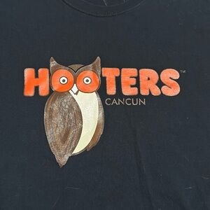 Vintage hooters cancun t